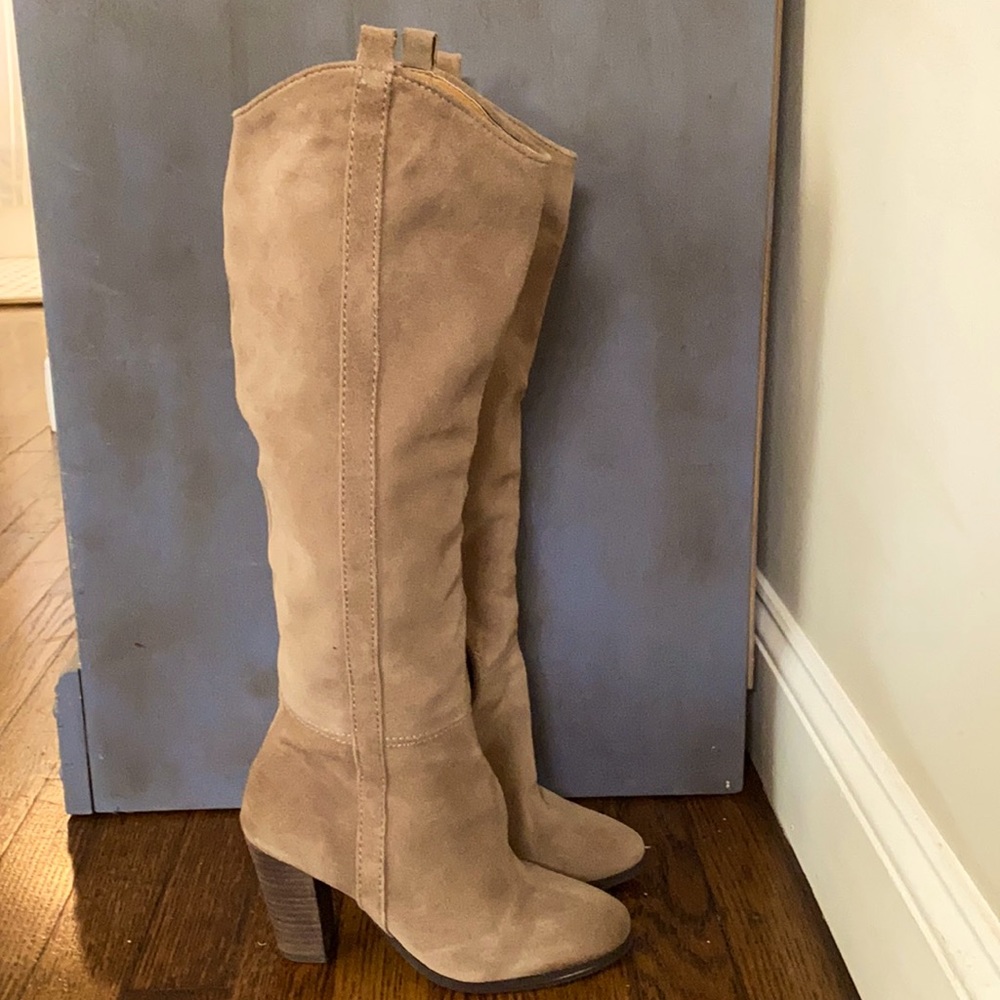 Dolce Vita Tan Suede boots size 6